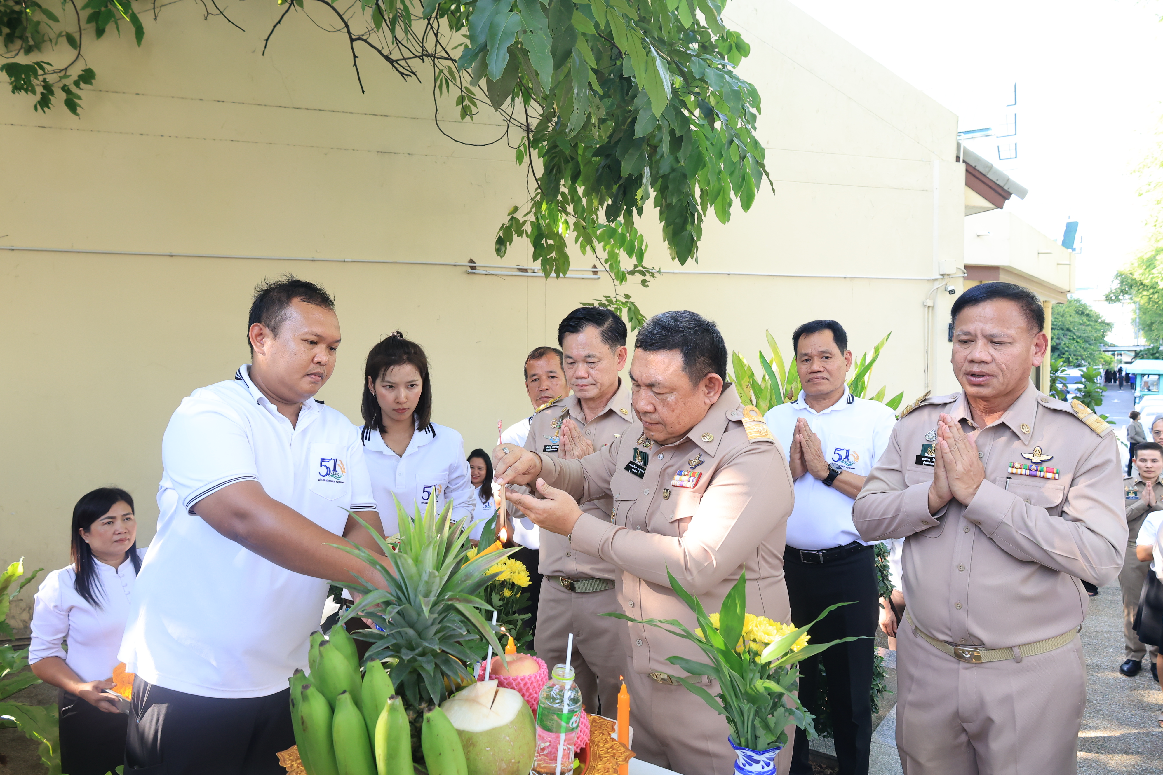 title - เลขาธิการ ส.ป.ก. และผู้เกษียณอายุราชการ สักการะสิ่งศักดิ์สิทธิ์ประจำ กระทรวงเกษตรและสหกรณ์ และ สำนักงานการปฏิรูปที่ดินเพื่อเกษตรกรรม เนื่องในโอกาสเกษียณอายุราชการ